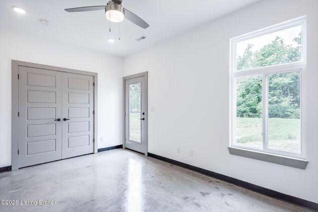 617 Burnett Farm Ln, Louisville, KY 40243
