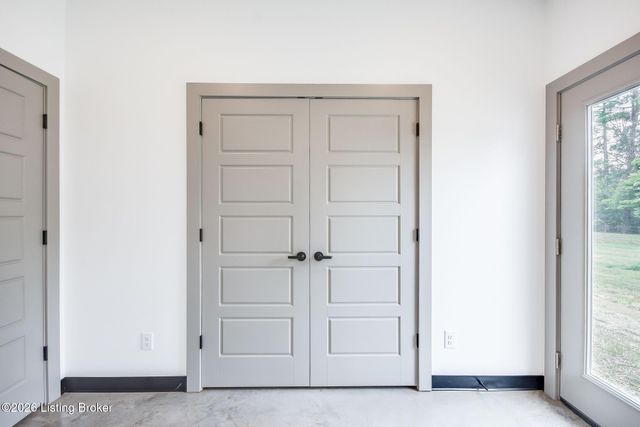 617 Burnett Farm Ln, Louisville, KY 40243