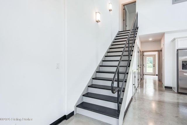 617 Burnett Farm Ln, Louisville, KY 40243