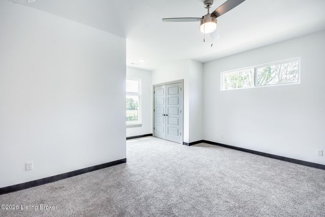 617 Burnett Farm Ln, Louisville, KY 40243