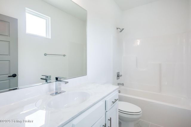 617 Burnett Farm Ln, Louisville, KY 40243