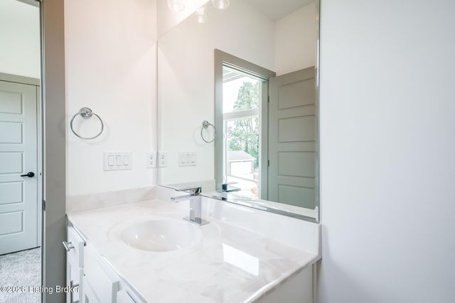 617 Burnett Farm Ln, Louisville, KY 40243