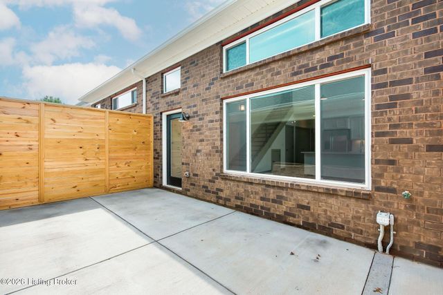 617 Burnett Farm Ln, Louisville, KY 40243