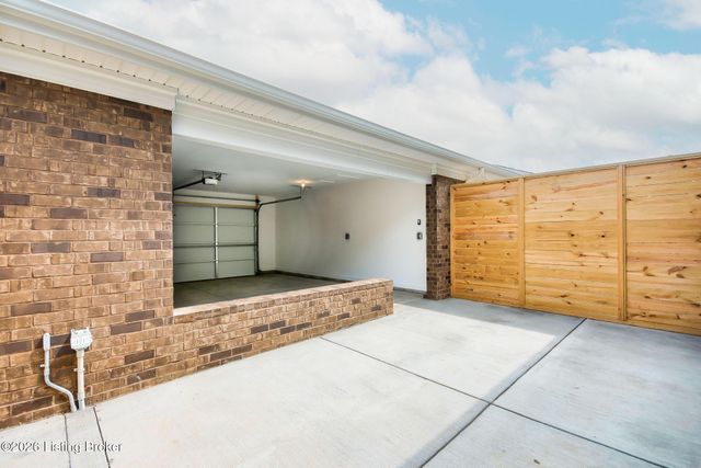 617 Burnett Farm Ln, Louisville, KY 40243