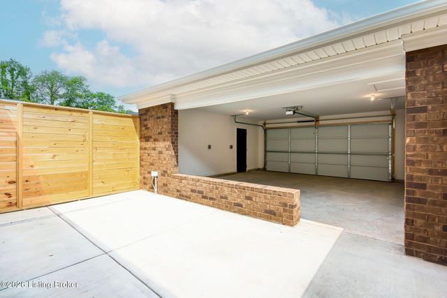 617 Burnett Farm Ln, Louisville, KY 40243