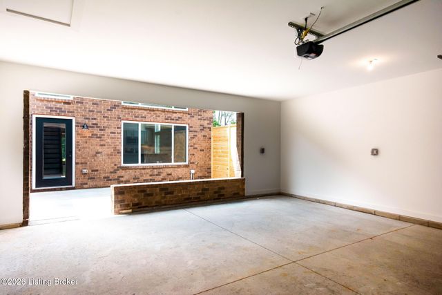 617 Burnett Farm Ln, Louisville, KY 40243