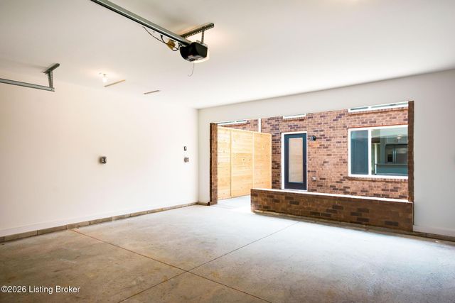 617 Burnett Farm Ln, Louisville, KY 40243