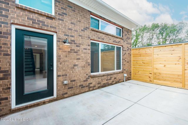 617 Burnett Farm Ln, Louisville, KY 40243