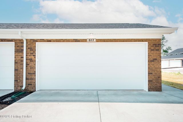 617 Burnett Farm Ln, Louisville, KY 40243