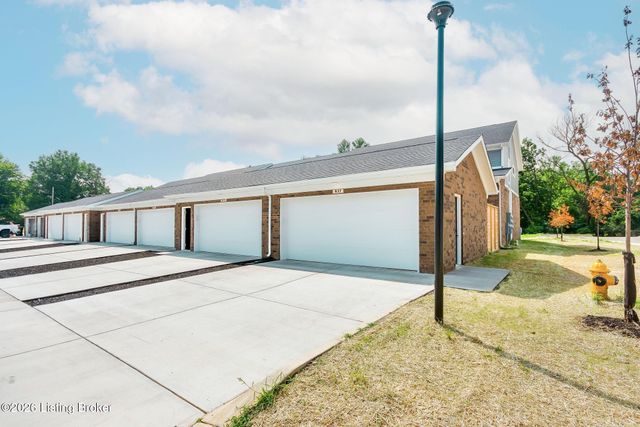 617 Burnett Farm Ln, Louisville, KY 40243
