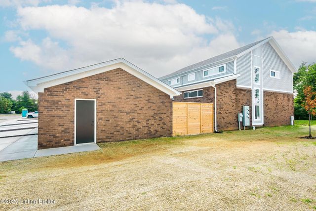 617 Burnett Farm Ln, Louisville, KY 40243