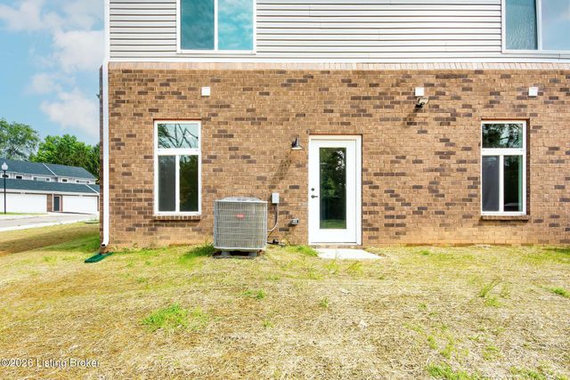 617 Burnett Farm Ln, Louisville, KY 40243
