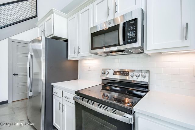 617 Burnett Farm Ln, Louisville, KY 40243