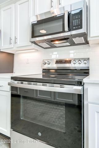 617 Burnett Farm Ln, Louisville, KY 40243