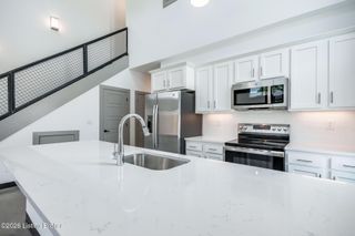 617 Burnett Farm Ln, Louisville, KY 40243