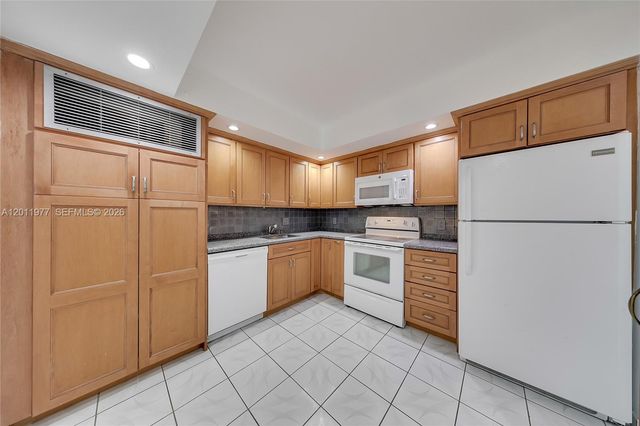 2801 NE 183rd St 912W, Aventura, FL 33160