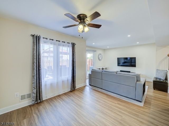 10 Plum Court, Raritan Twp., NJ 08822