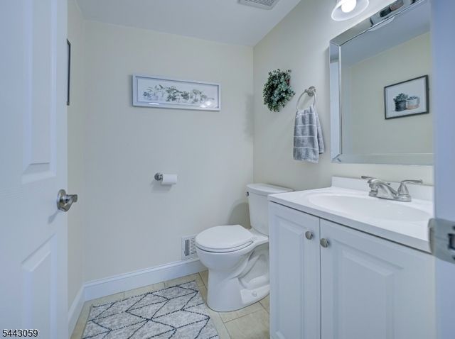 10 Plum Court, Raritan Twp., NJ 08822