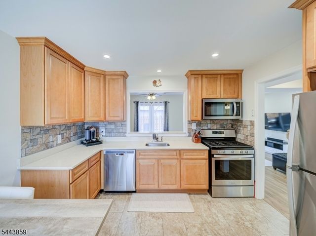 10 Plum Court, Raritan Twp., NJ 08822