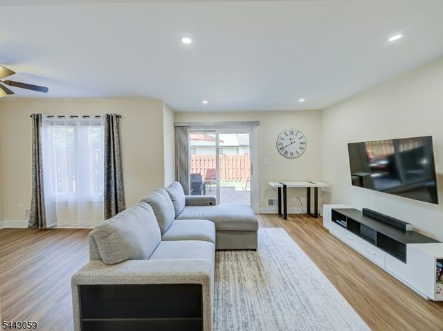 10 Plum Court, Raritan Twp., NJ 08822