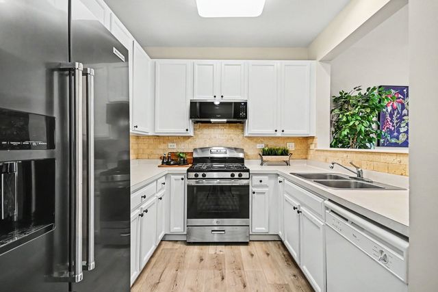 2531 Congress Avenue 2531, Aurora, IL 60503