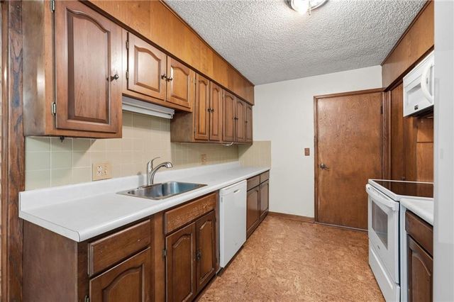 6000 Arlington Avenue, Kansas City, MO 64133