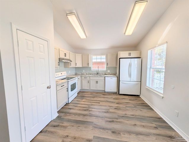 28 Easton St, Cantonment, FL 32533