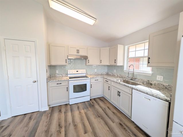 28 Easton St, Cantonment, FL 32533