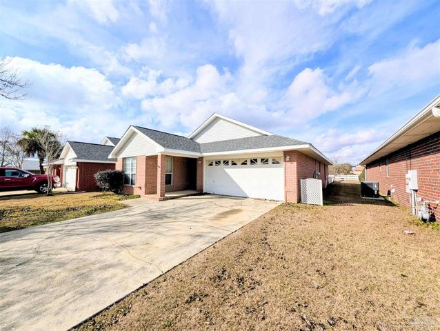 28 Easton St, Cantonment, FL 32533