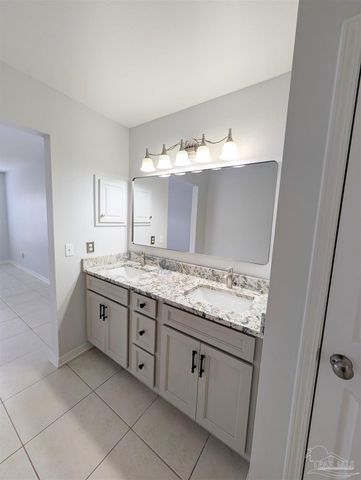 28 Easton St, Cantonment, FL 32533