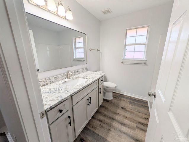 28 Easton St, Cantonment, FL 32533