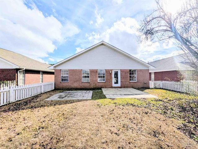 28 Easton St, Cantonment, FL 32533