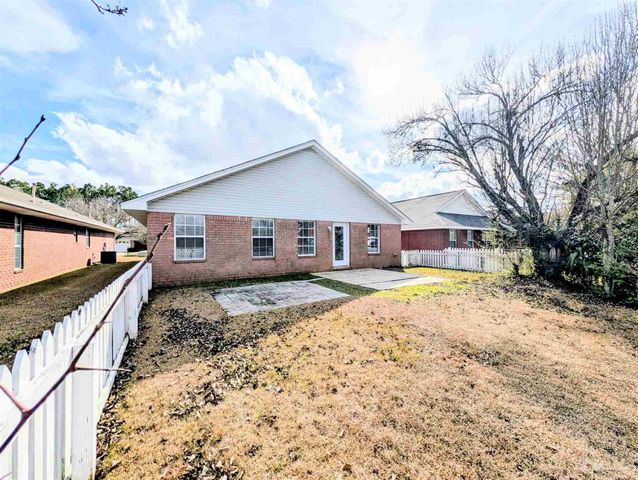 28 Easton St, Cantonment, FL 32533