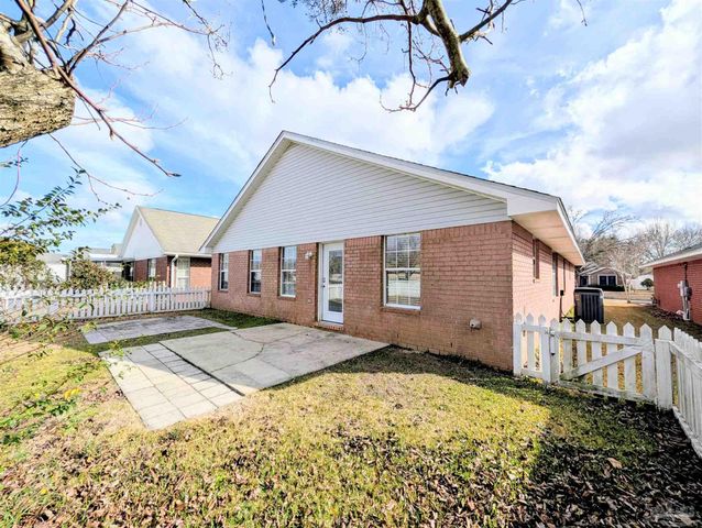 28 Easton St, Cantonment, FL 32533