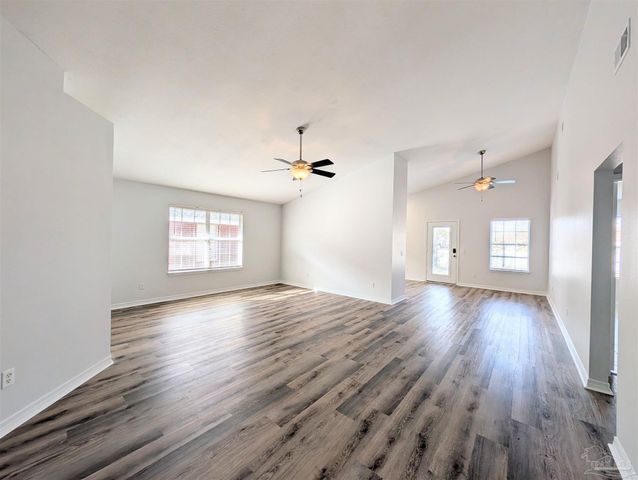 28 Easton St, Cantonment, FL 32533