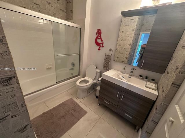 1063 Sunflower Cir, Weston, FL 33327