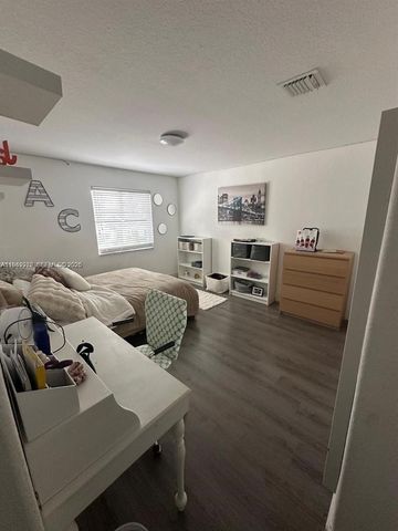 1063 Sunflower Cir, Weston, FL 33327