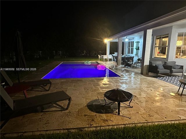 1063 Sunflower Cir, Weston, FL 33327