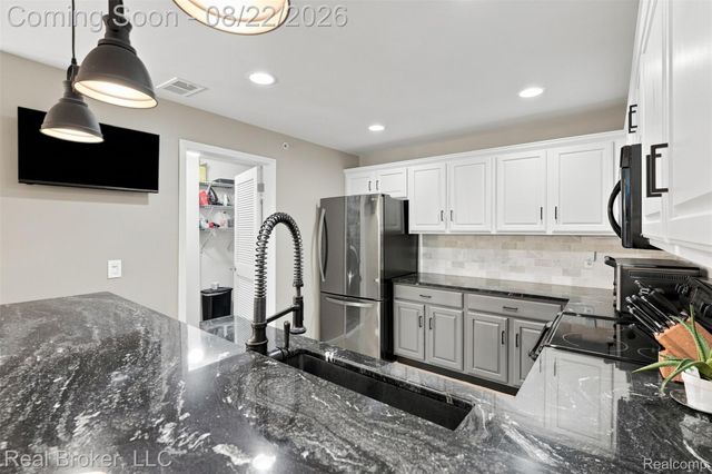 55407 Ambassador Court, Shelby Charter Township, MI 48316