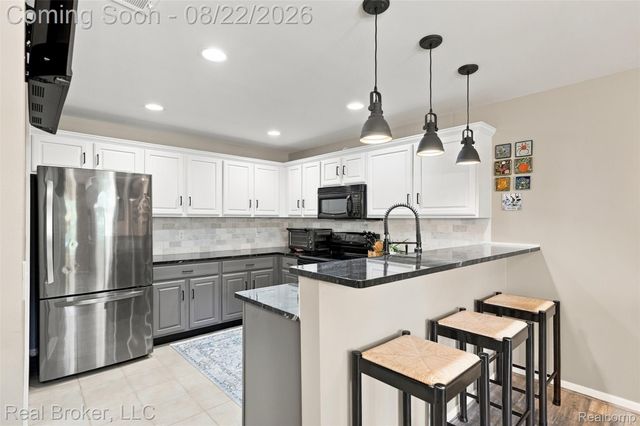55407 Ambassador Court, Shelby Charter Township, MI 48316