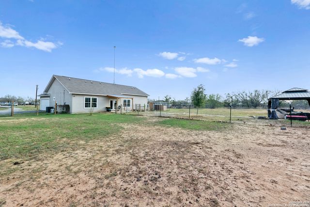 105 Hidden Haven, Floresville, TX 78114