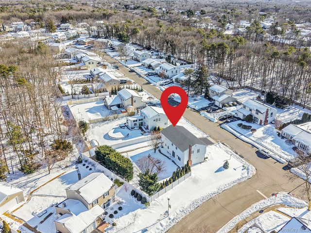 49 Gainsborough Road, Holbrook, NY 11741