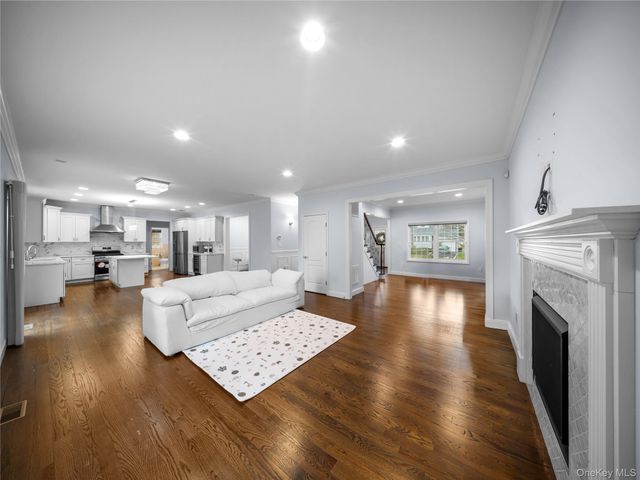 22 Preston Lane, Syosset, NY 11791