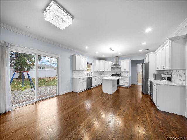 22 Preston Lane, Syosset, NY 11791