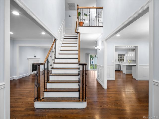 22 Preston Lane, Syosset, NY 11791