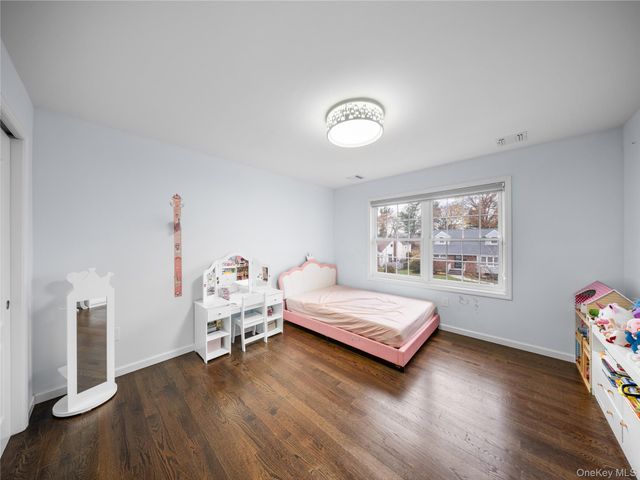 22 Preston Lane, Syosset, NY 11791