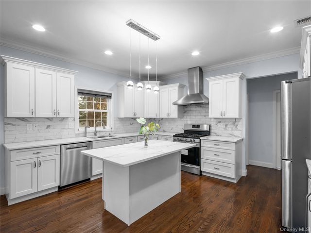 22 Preston Lane, Syosset, NY 11791