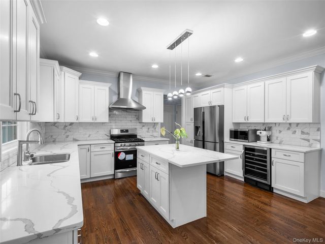 22 Preston Lane, Syosset, NY 11791