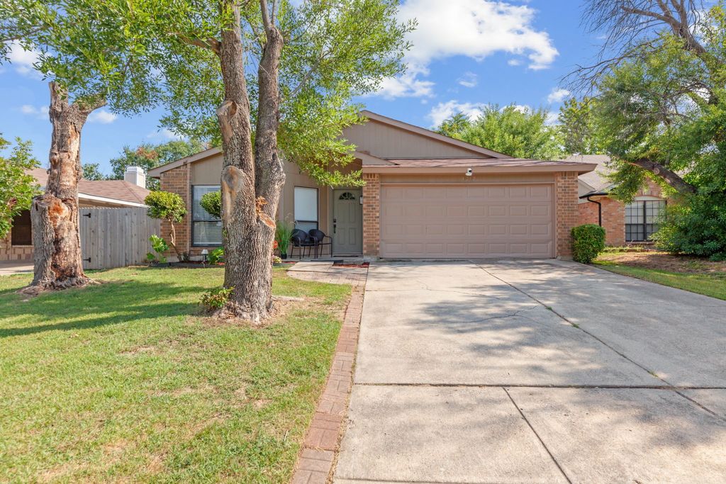 4212 N Staghorn Circle, Fort Worth, TX 76137
