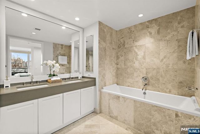 1000 Ave At Port Imperial 306, Weehawken, NJ 07086